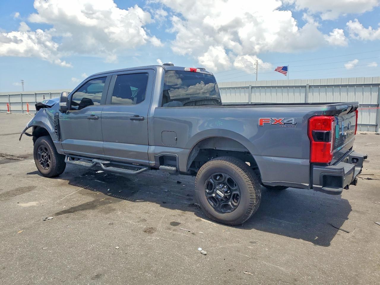 2023 Ford F350 Super Duty - Фото 2