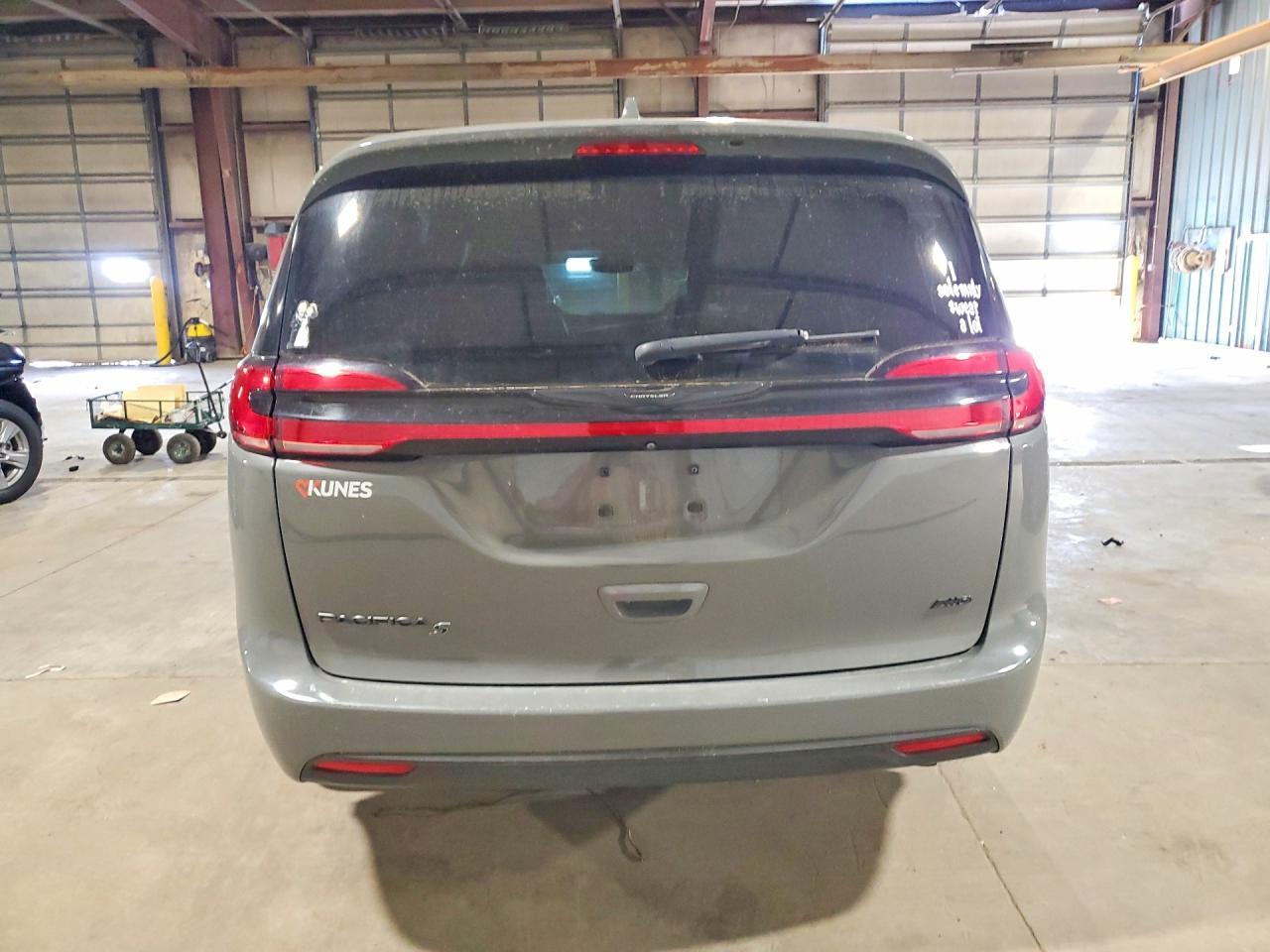 2022 Chrysler Pacifica Touring L - Image 6