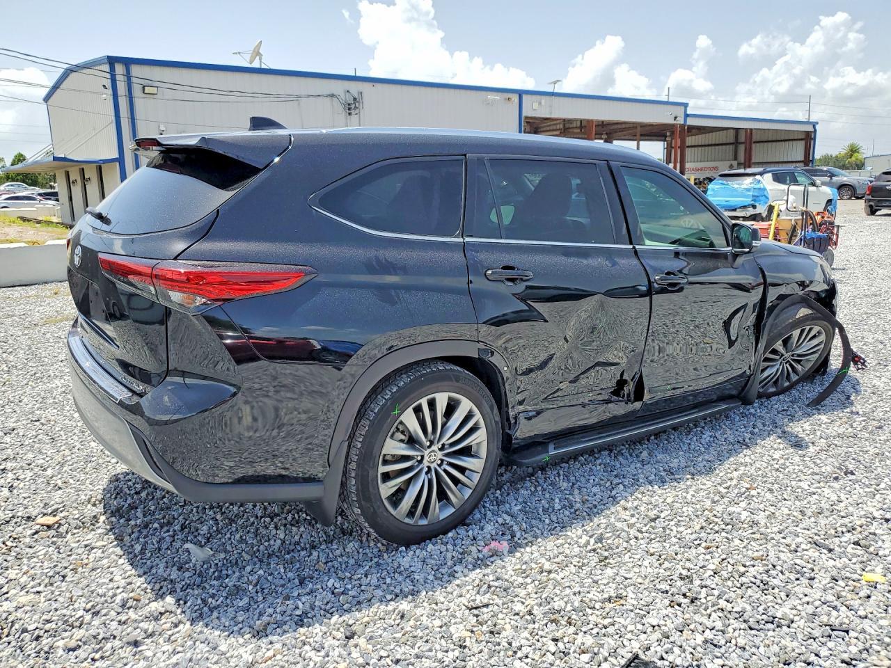 2020 Toyota Highlander Platinum - Image 3