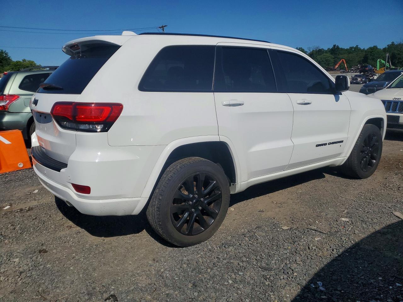 2017 Jeep Grand Cherokee Laredo - Image 3