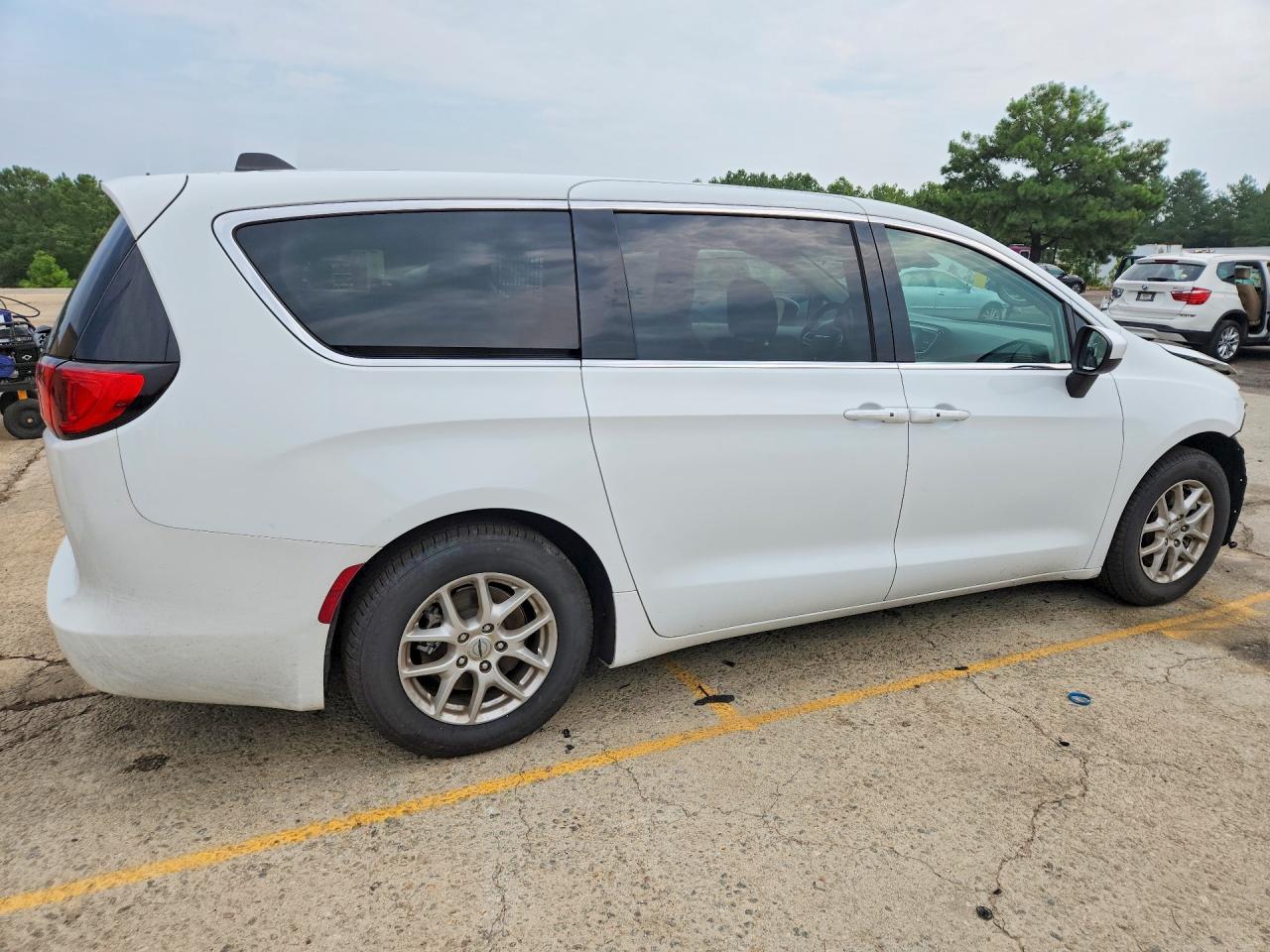 2023 Chrysler Voyager Lx - Фото 3