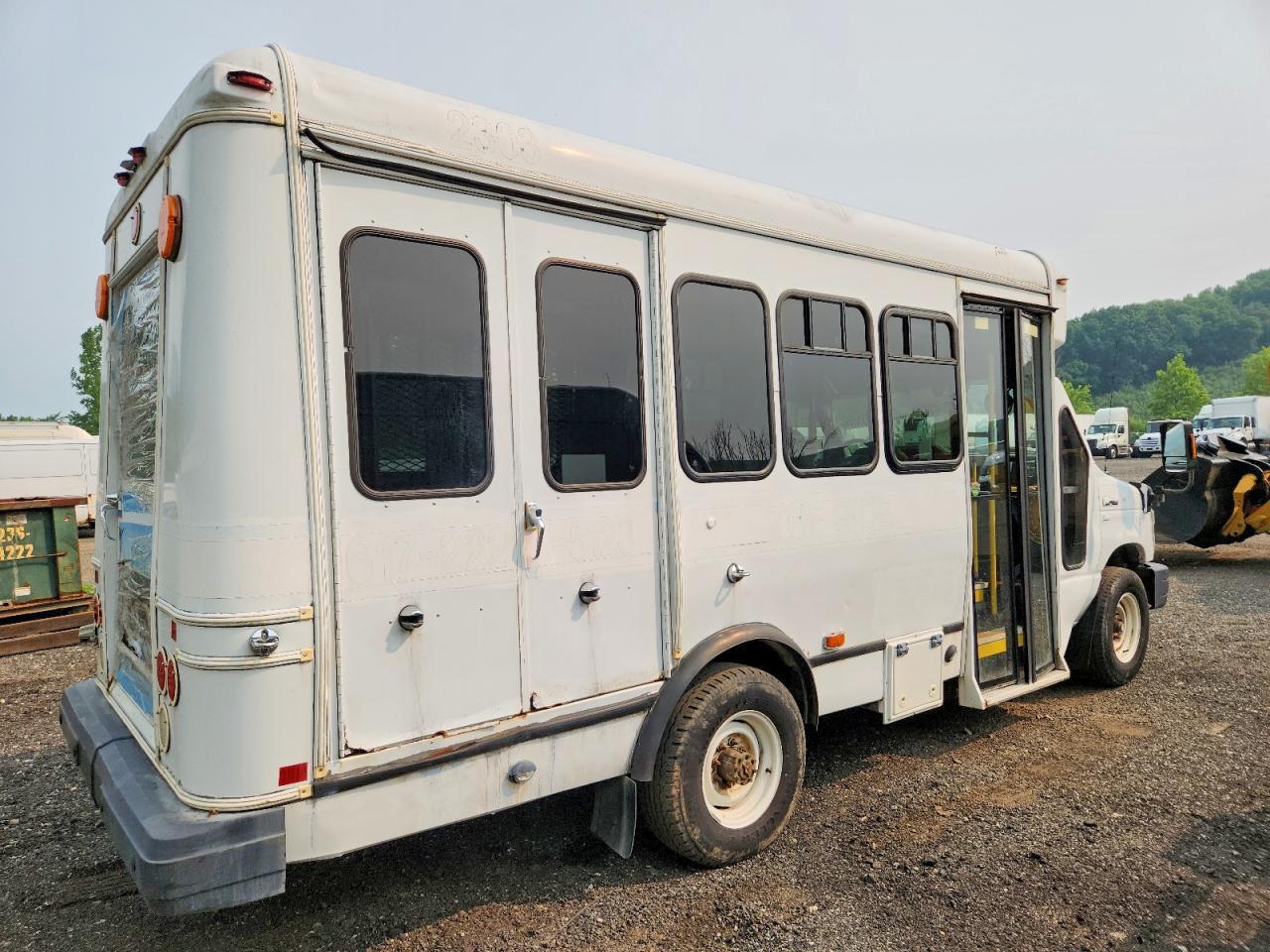 2014 Ford Econoline E350 Super Duty Cutaway Van - Image 4