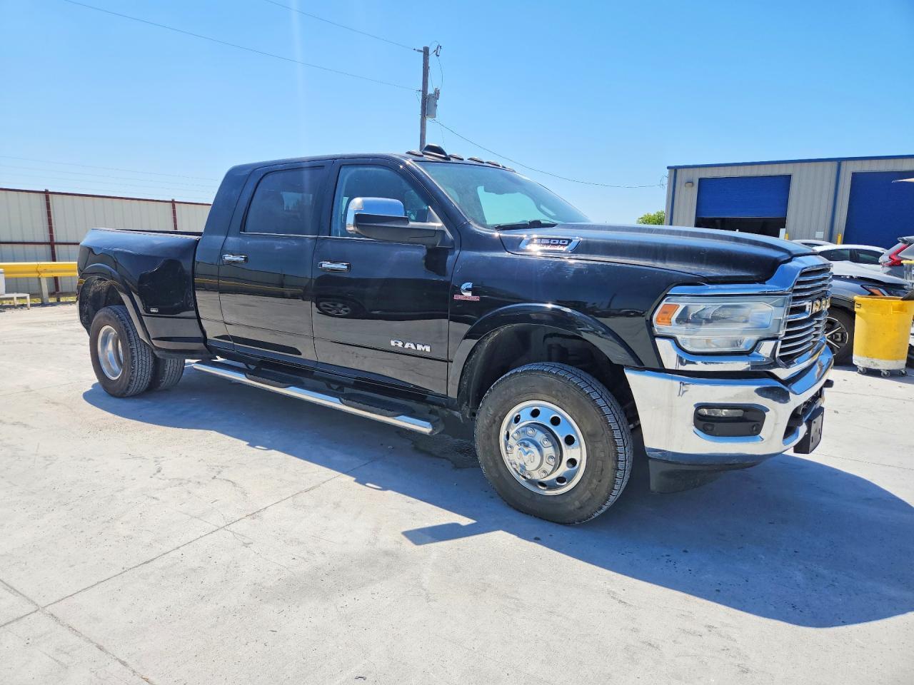 2022 Ram 3500 Laramie - Фото 4