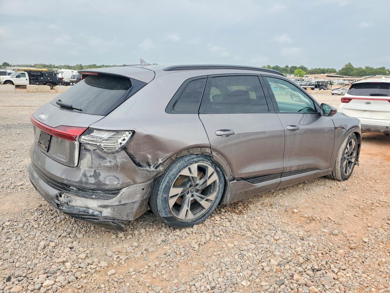 2022 Audi E-Tron Premium - Фото 3