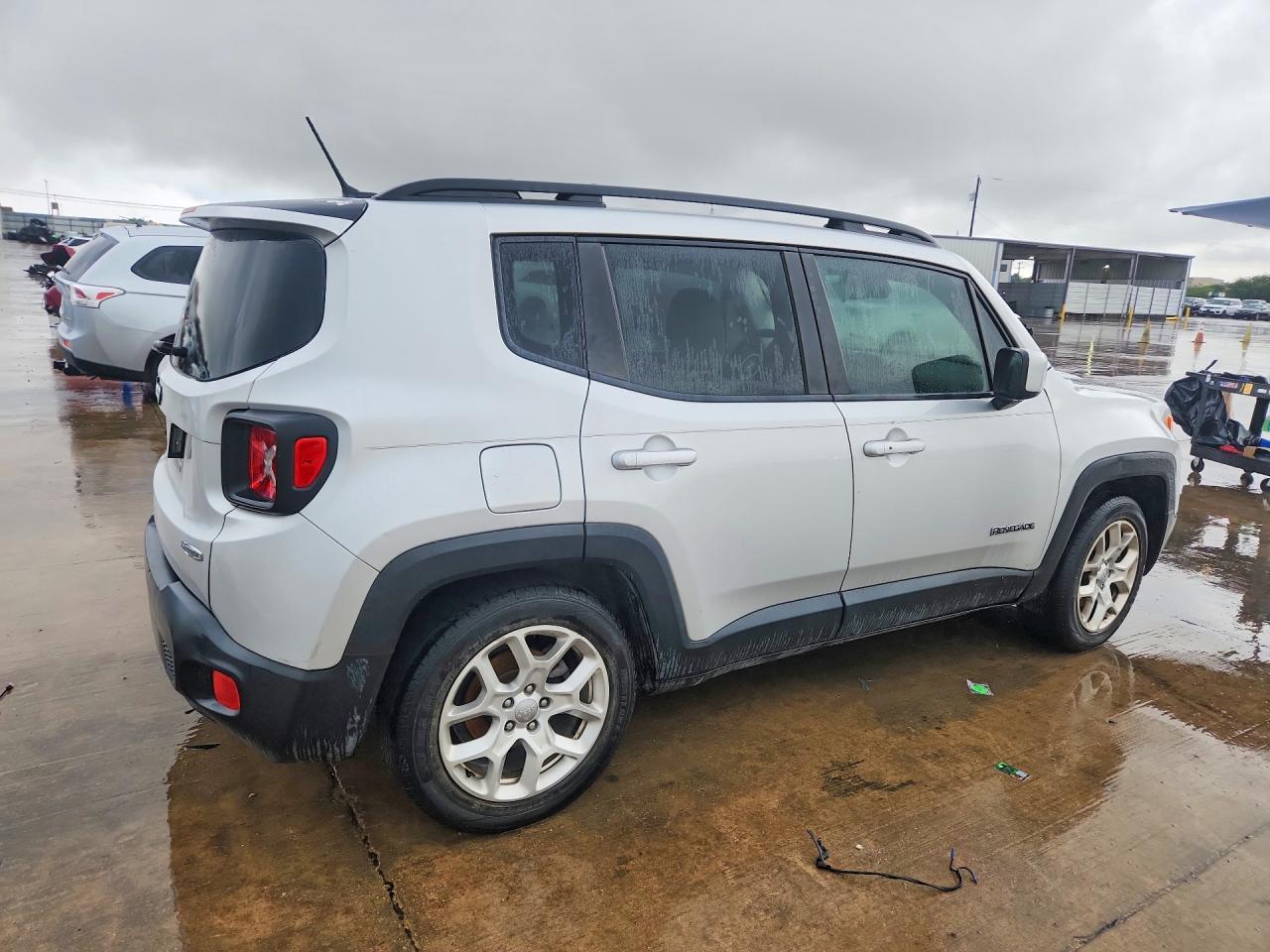 2016 Jeep Renegade Latitude - Image 3