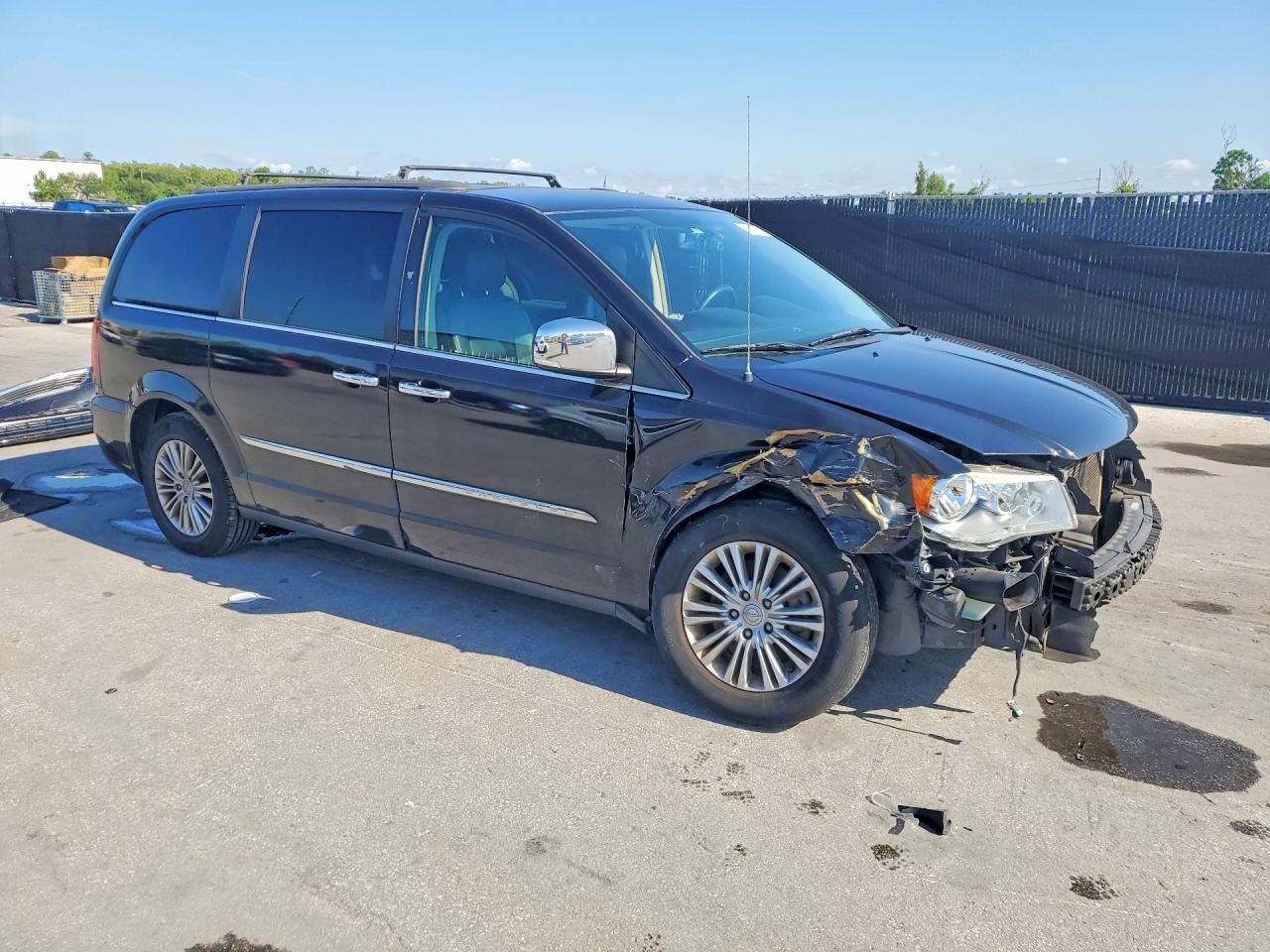 2015 Chrysler Town & Country Touring L - Image 4