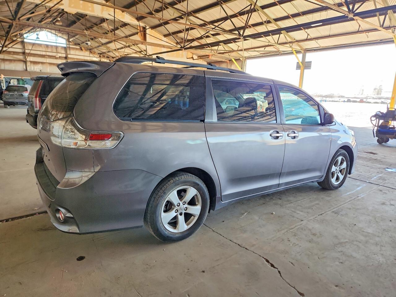 2013 Toyota Sienna Sport - Фото 3