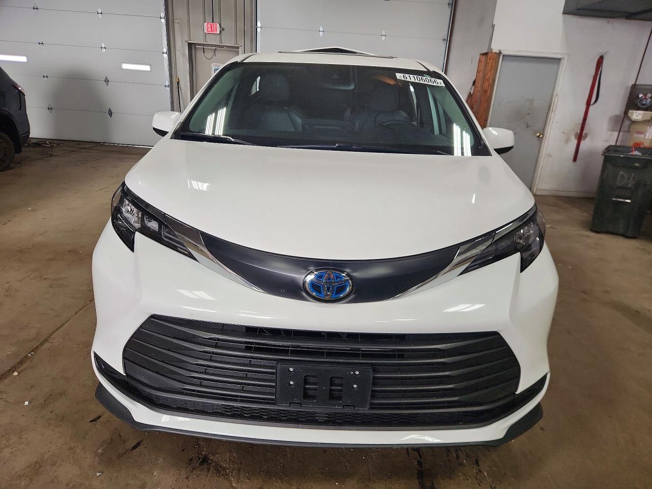 2025 Toyota Sienna Le - Image 5