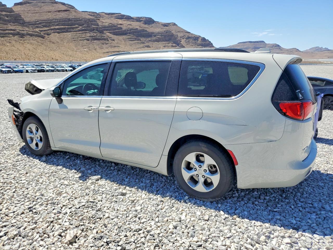 2017 Chrysler Pacifica Lx - Фото 2