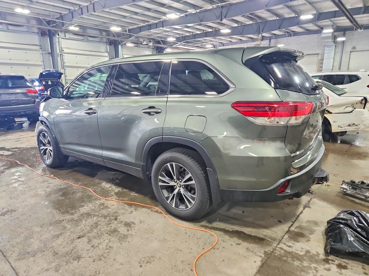 2018 Toyota Highlander Le Plus - Image 2