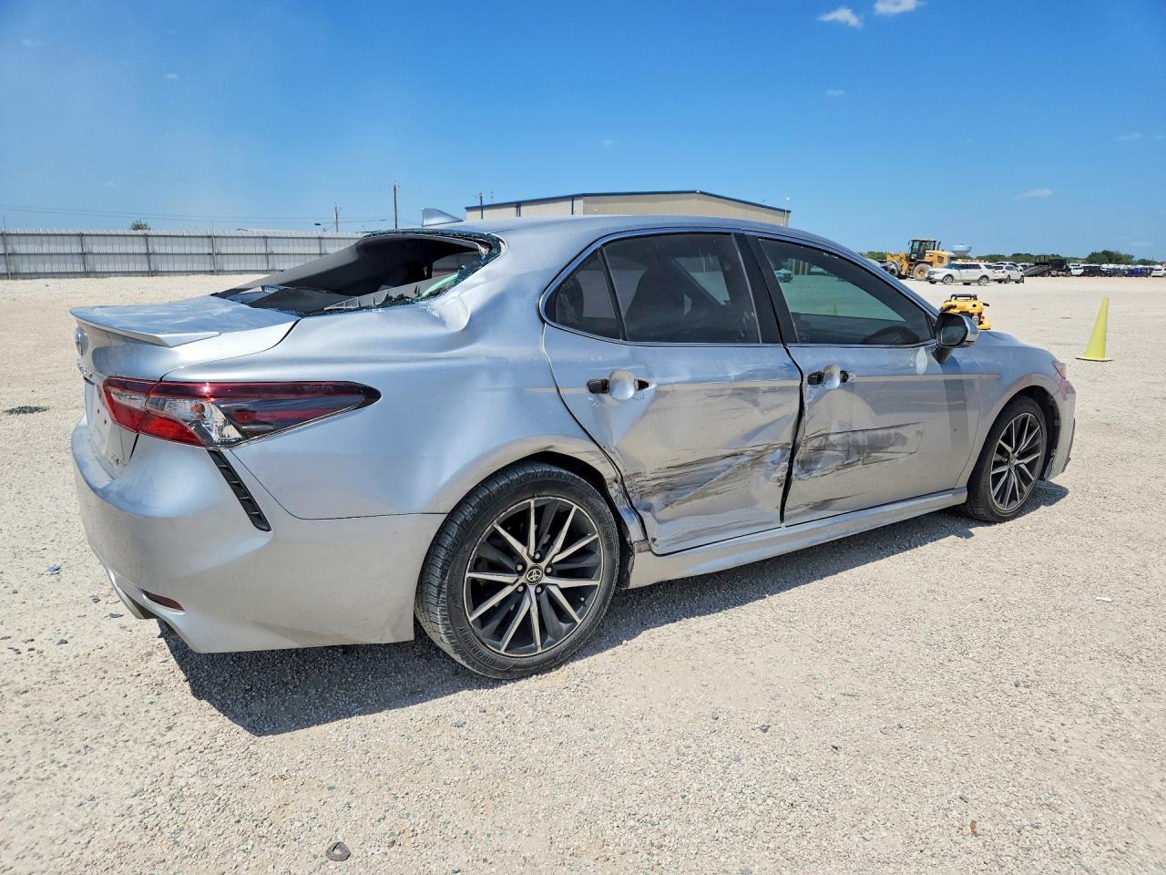 2021 Toyota Camry Se - Image 3