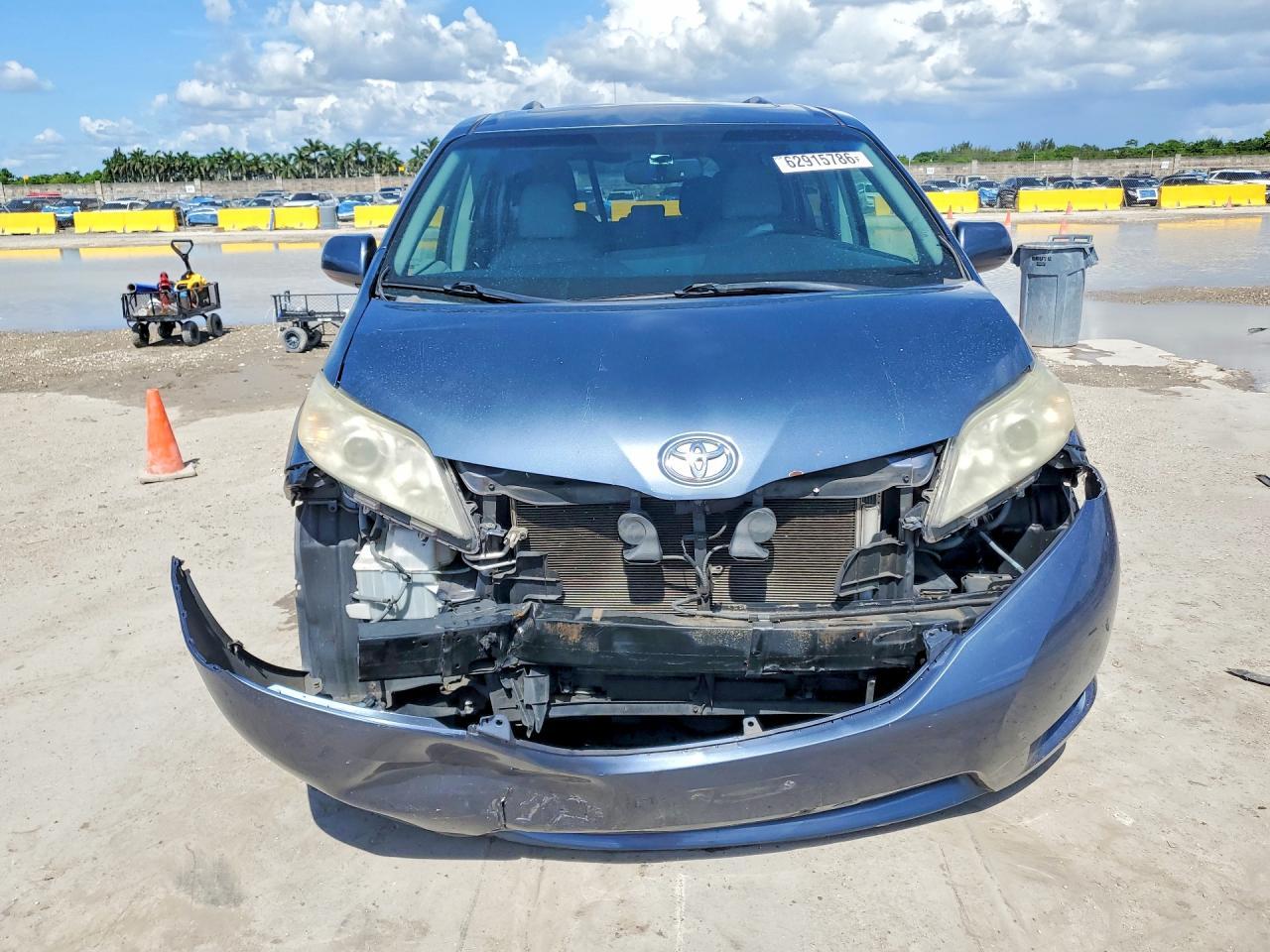 2015 Toyota Sienna Xle 8-Passenger - Image 5