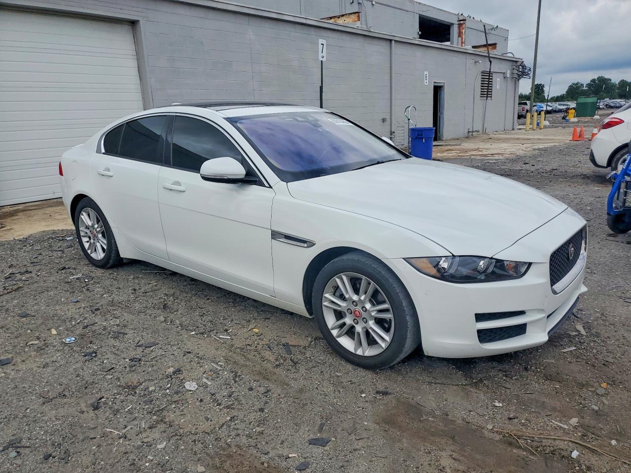 2018 Jaguar Xe Premium - Фото 4