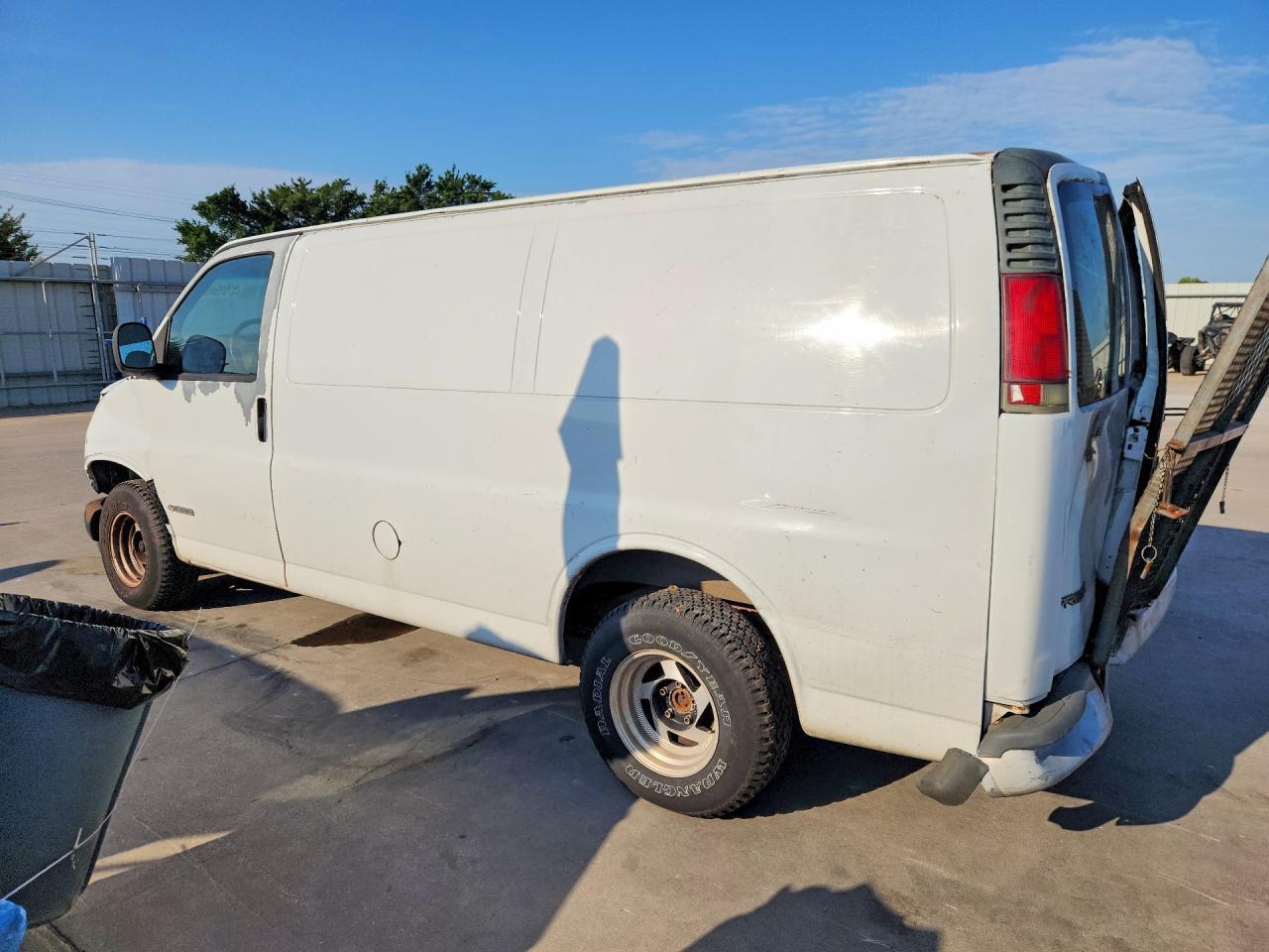 2000 Chevrolet Express G1500 - Image 2
