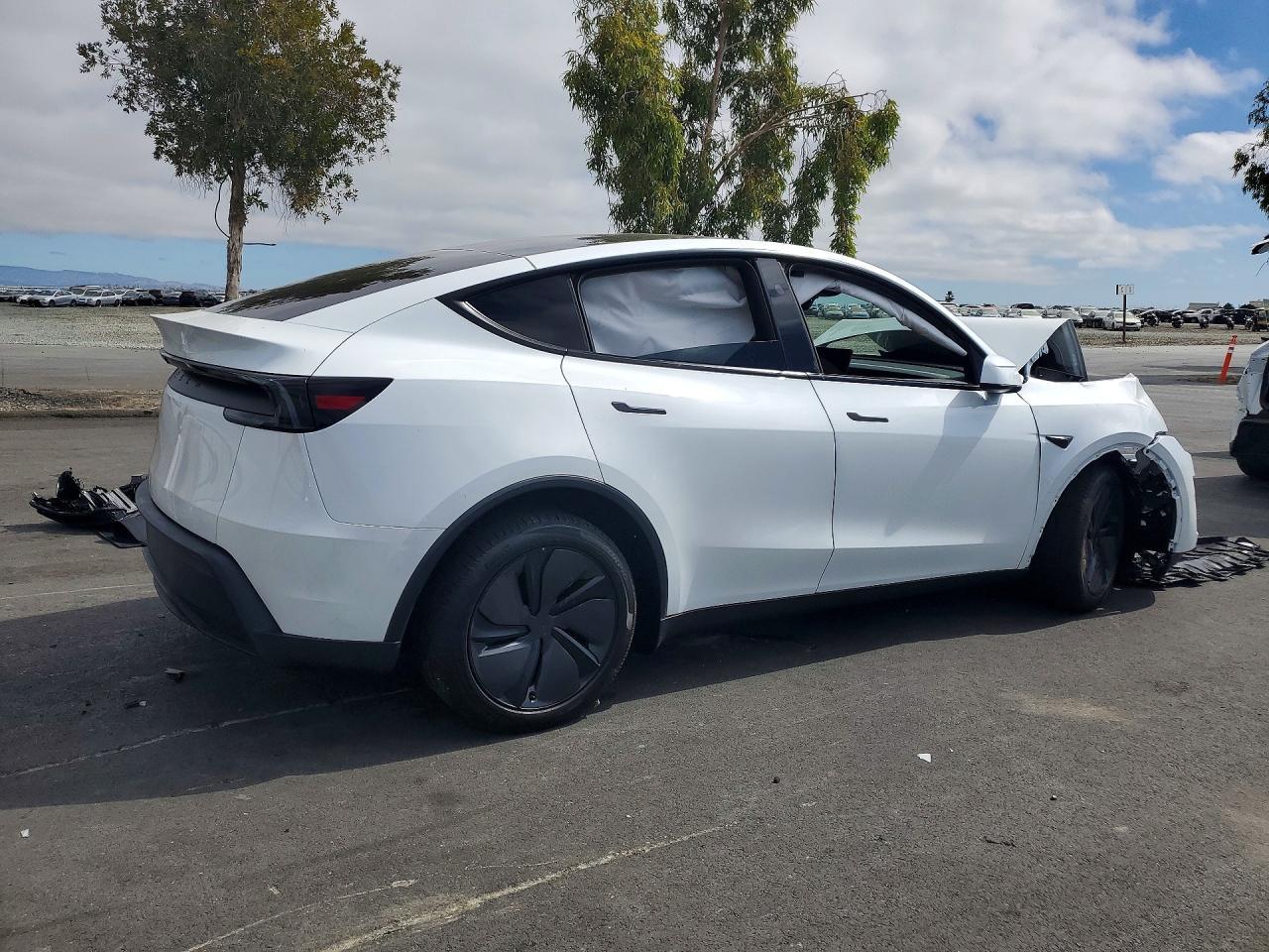 2026 Tesla Model Y - Фото 3