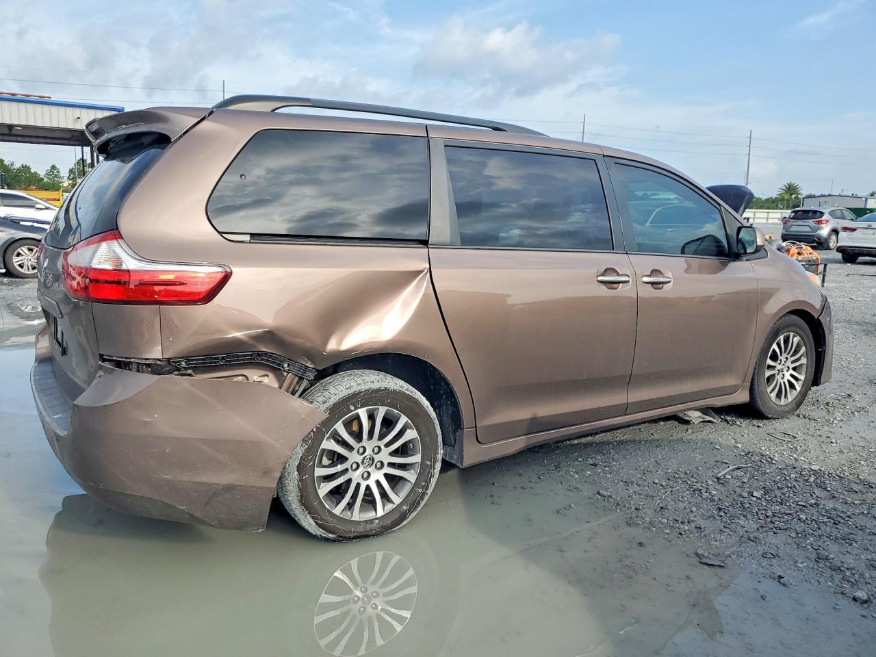 2019 Toyota Sienna Xle Premium 8-Passenger - Фото 3