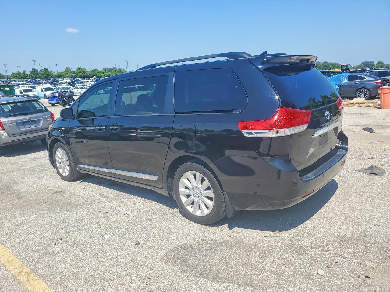 2012 Toyota Sienna Limited 7-Passenger - Фото 2