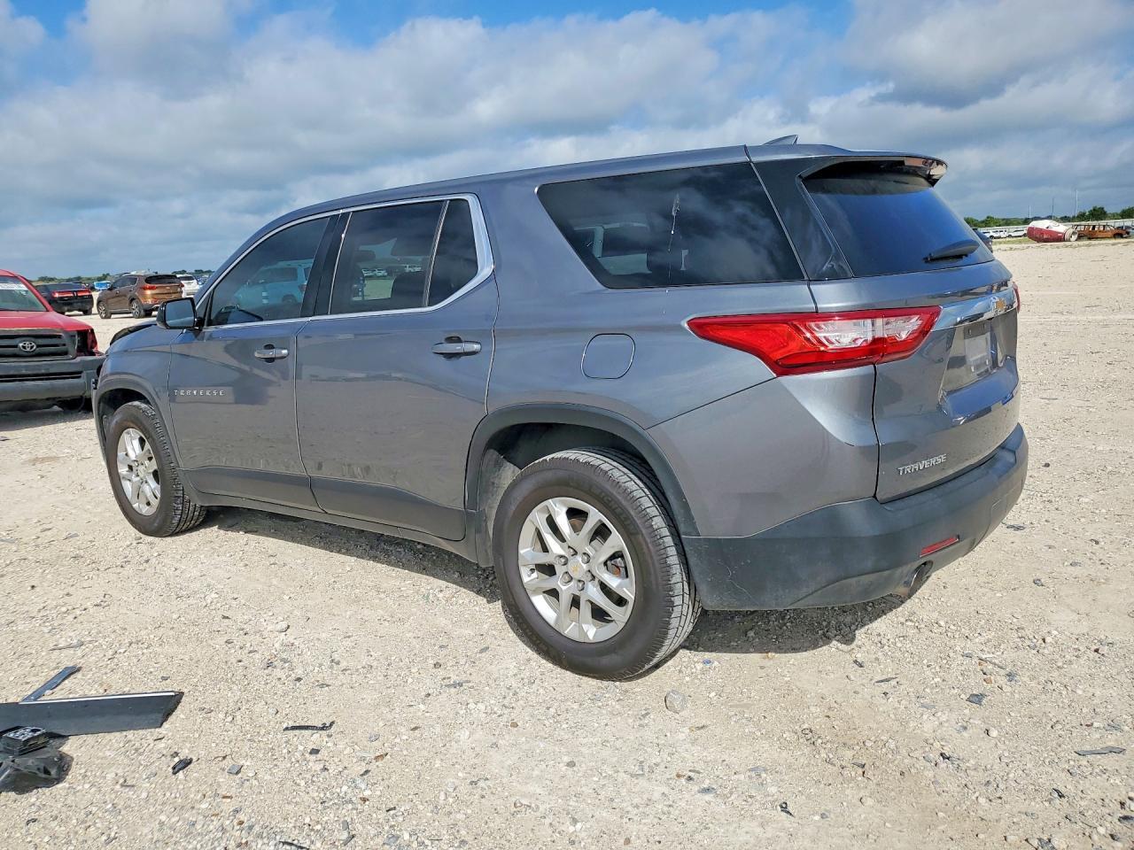 2018 Chevrolet Traverse Ls - Фото 2