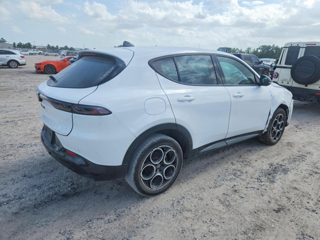 2025 Alfa Romeo Tonale Base - Image 3
