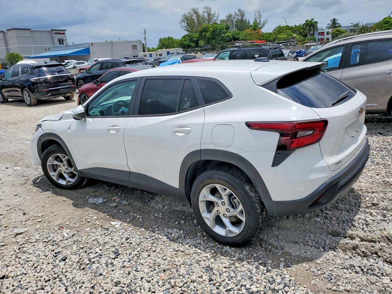 2024 Chevrolet Trax Ls - Фото 2