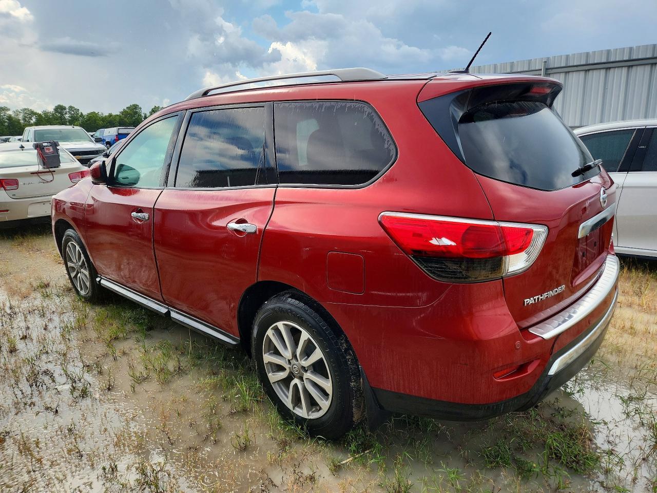 2014 Nissan Pathfinder Sv - Image 2