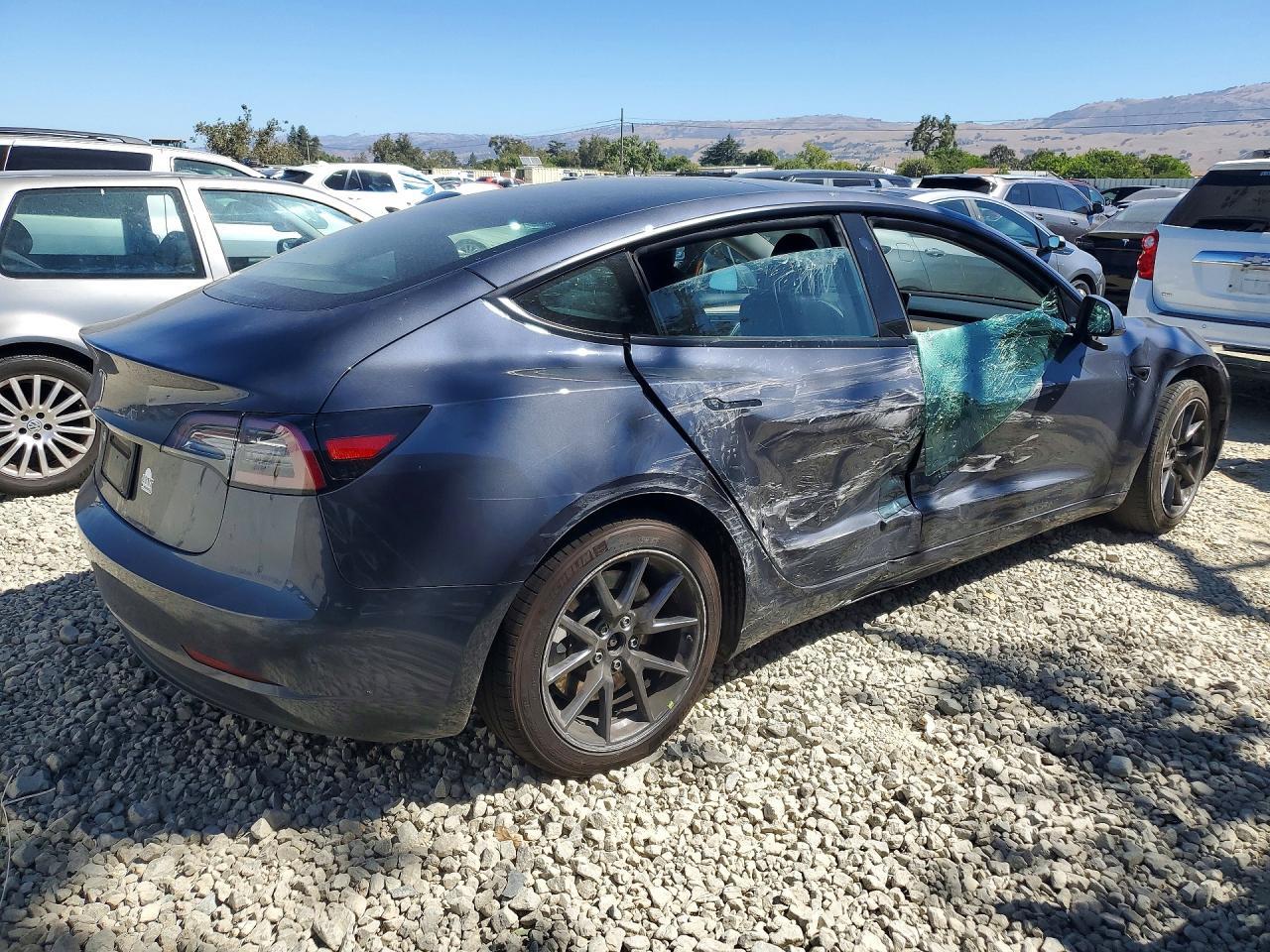 2023 Tesla Model 3 - Фото 3