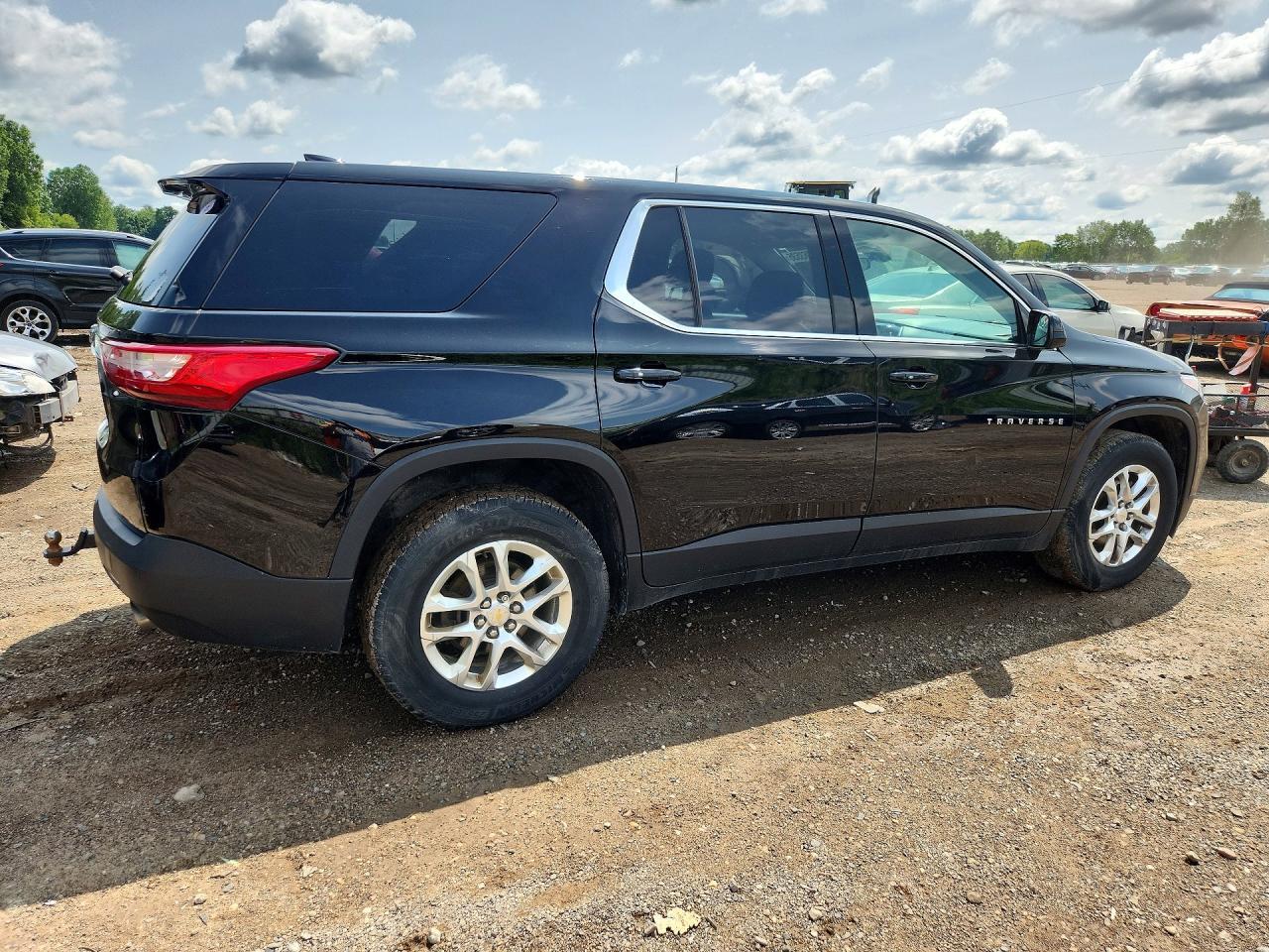 2019 Chevrolet Traverse Ls - Image 3