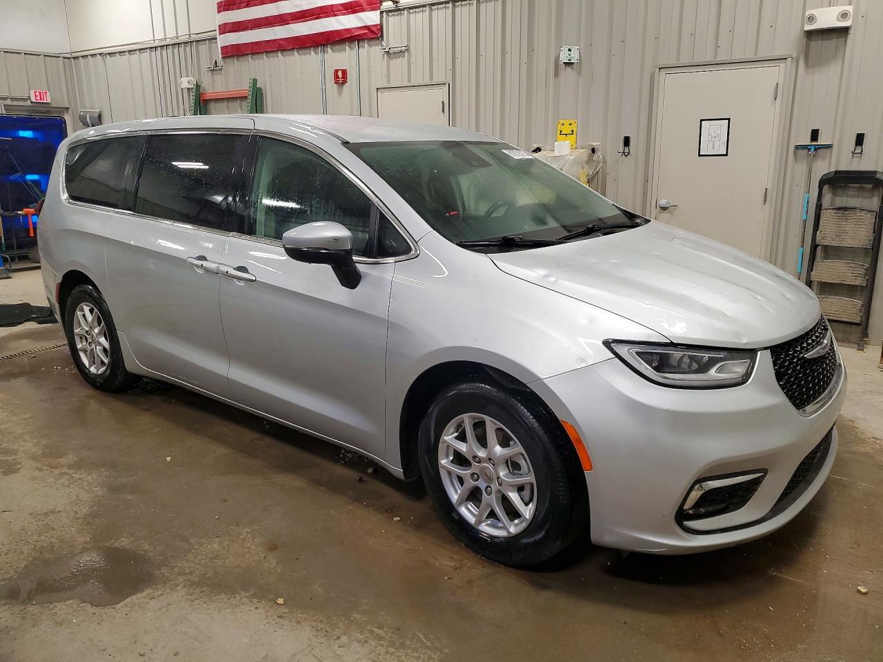 2023 Chrysler Pacifica Touring L - Image 4