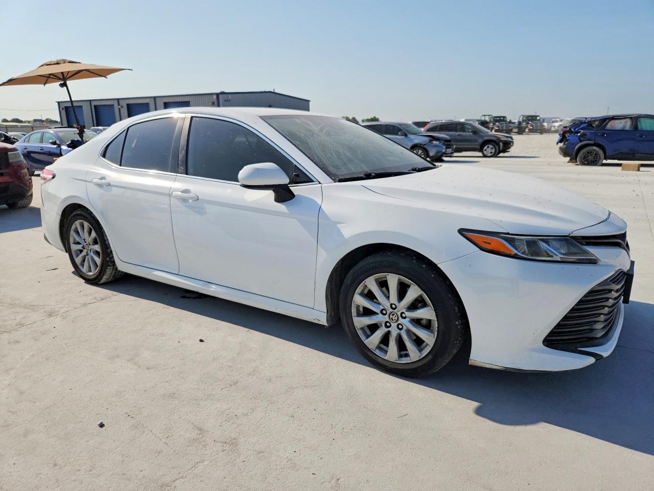 2020 Toyota Camry Le - Фото 4
