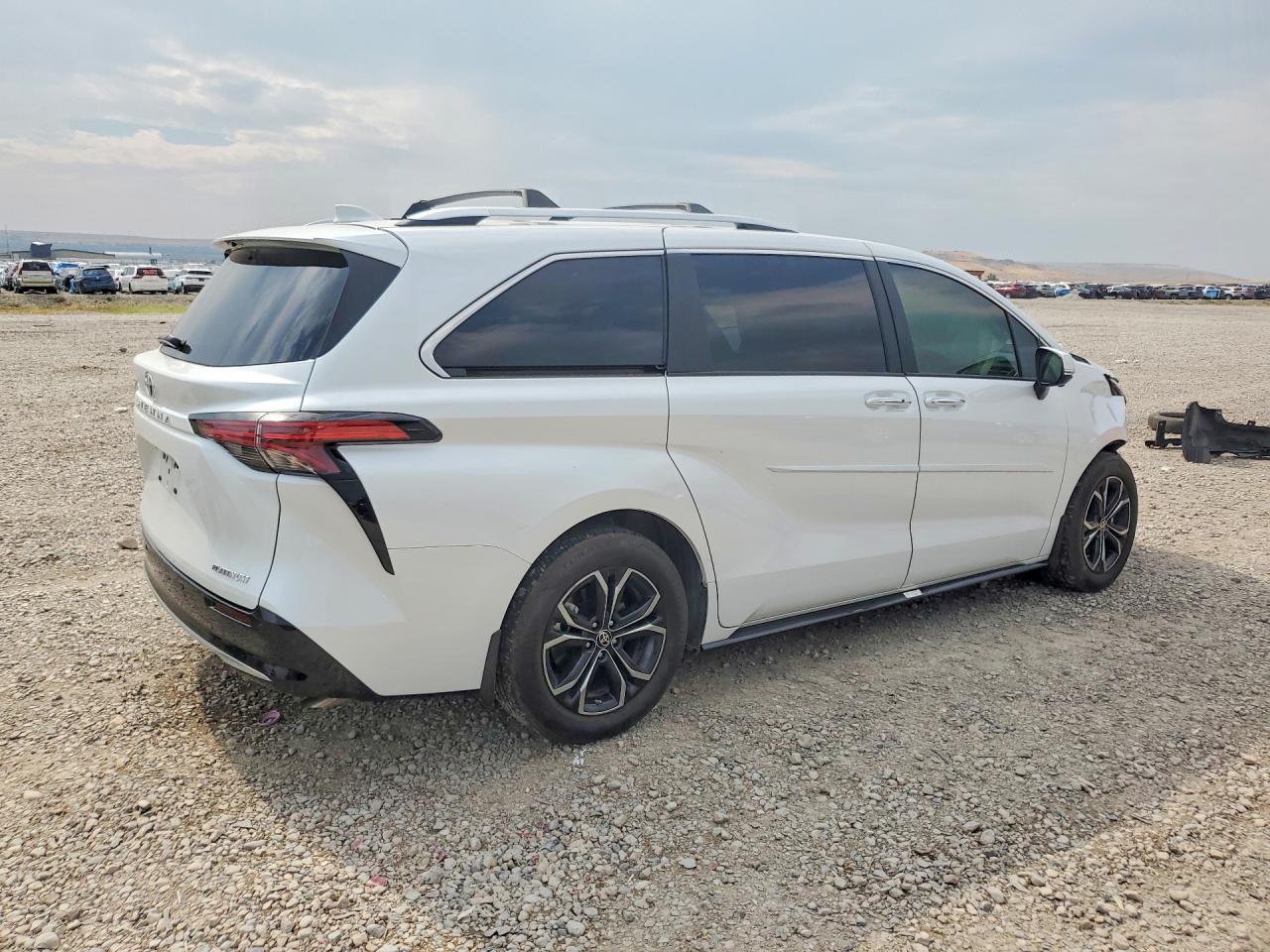 2025 Toyota Sienna Platinum 7-Passenger - Image 3