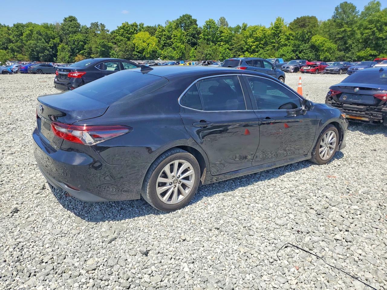 2022 Toyota Camry Le - Фото 3