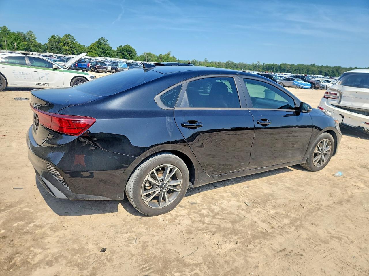 2022 Kia Forte Lxs - Image 3