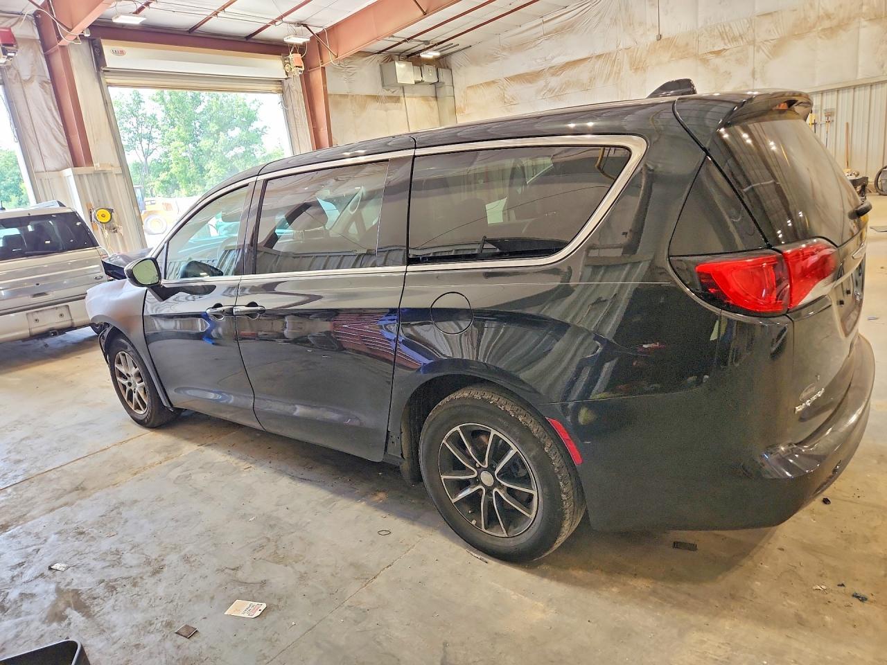 2017 Chrysler Pacifica Touring - Фото 2
