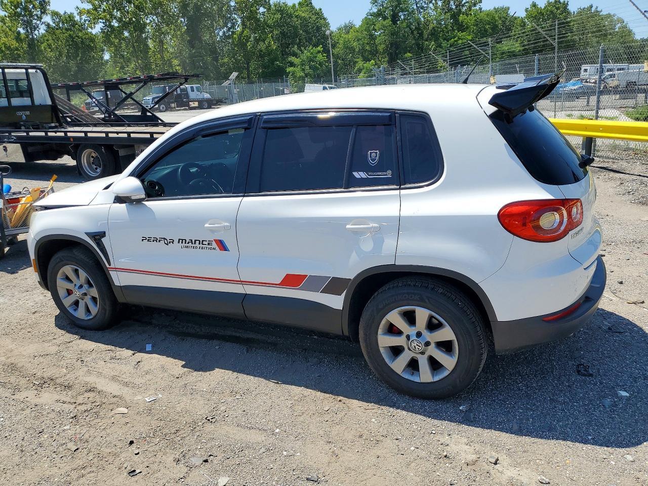 2010 Volkswagen Tiguan S - Фото 2