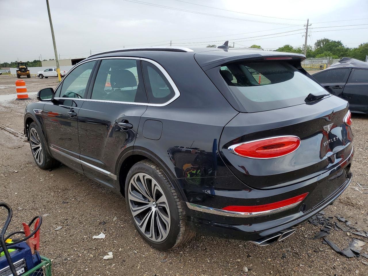 2021 Bentley Bentayga - Фото 2