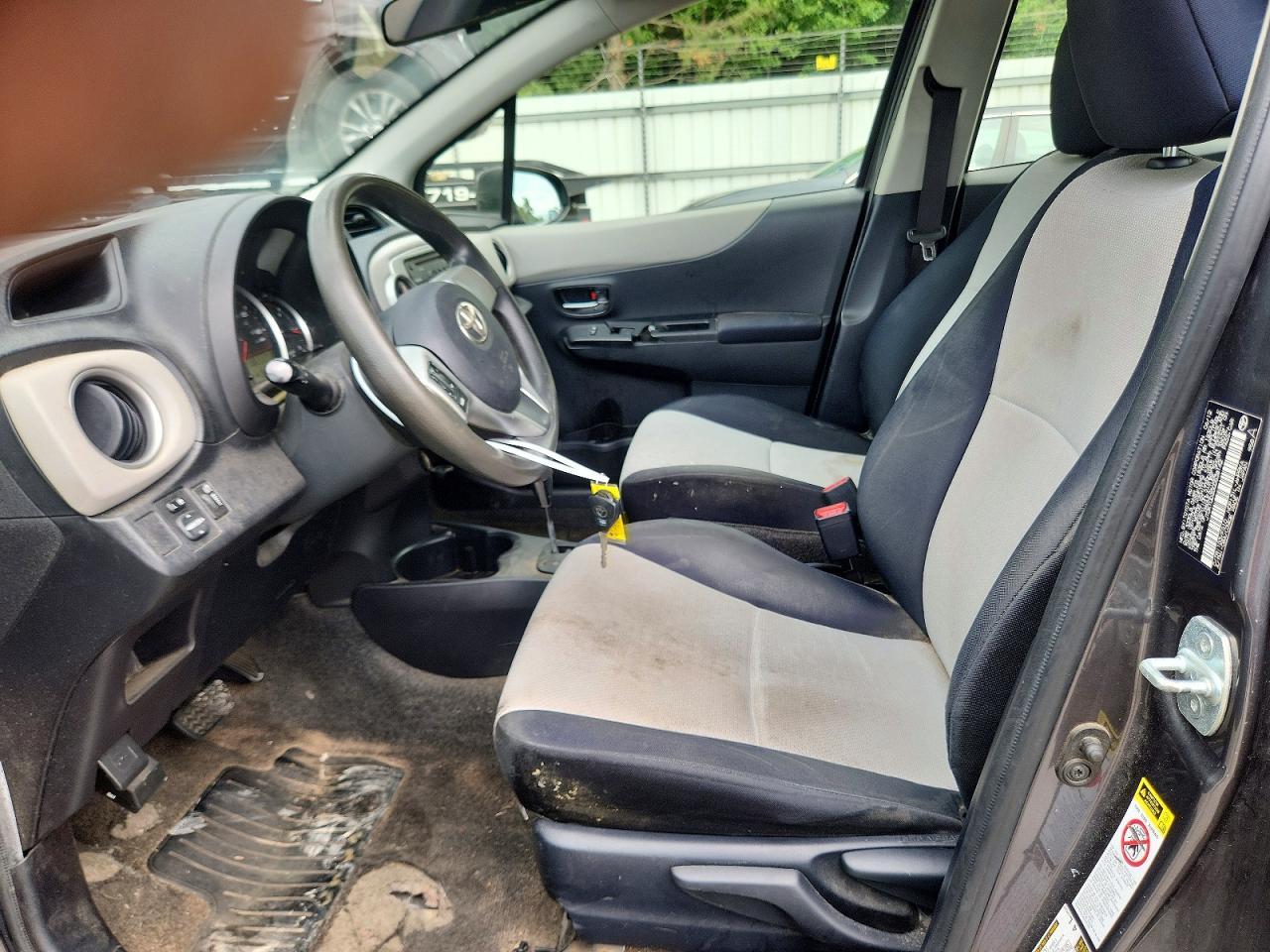 2012 Toyota Yaris 5-Door Le - Фото 7