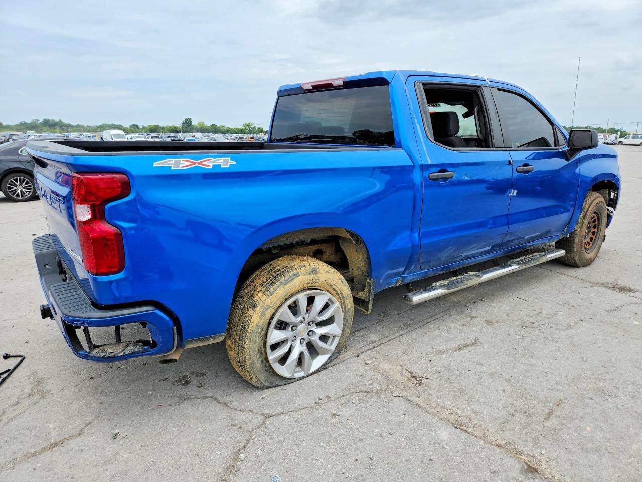 2022 Chevrolet Silverado K1500 Custom - Фото 3