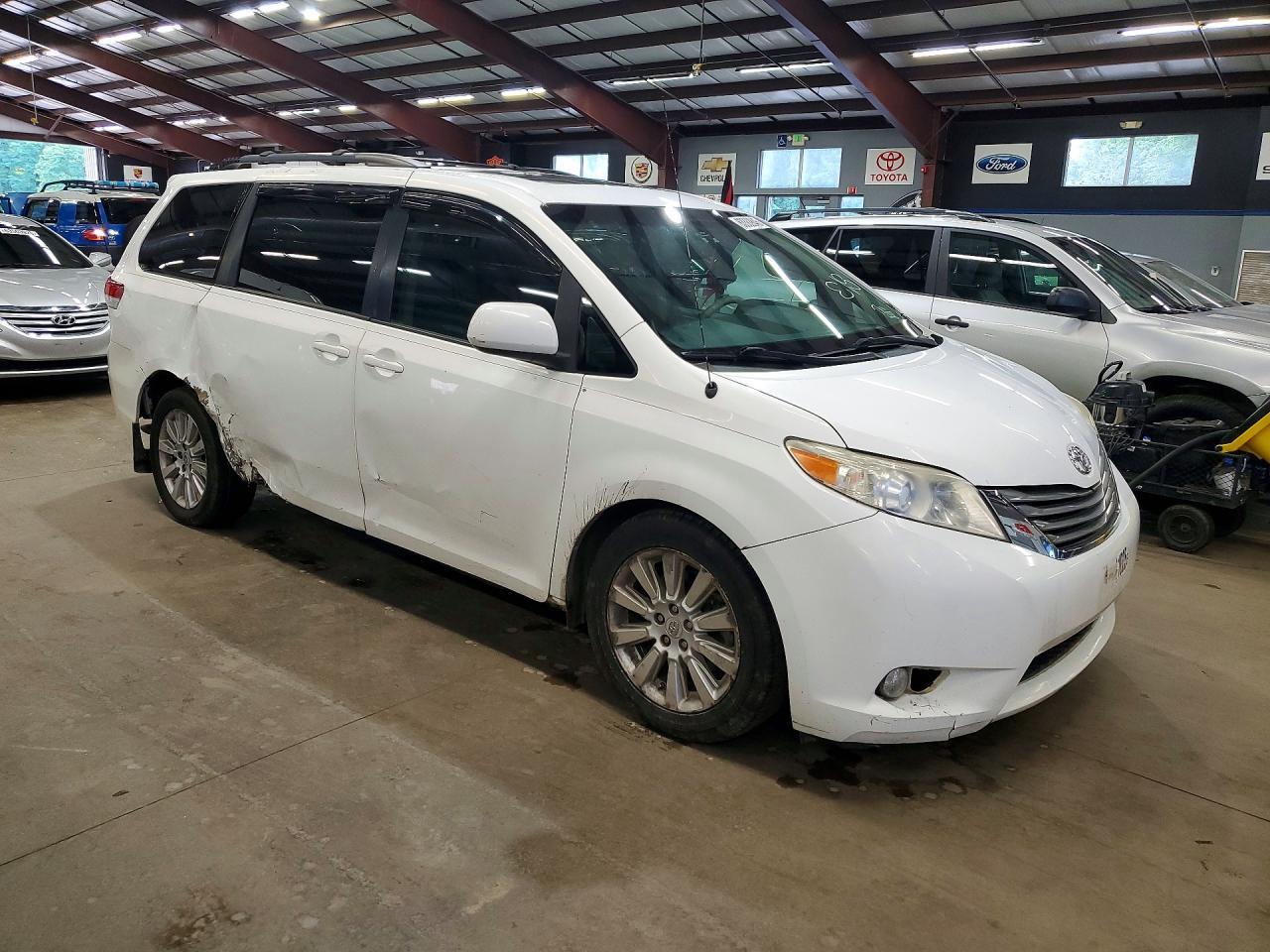 2011 Toyota Sienna Xle 7-Passenger - Image 4