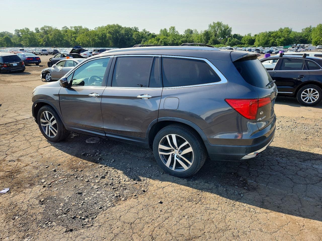 2016 Honda Pilot Touring - Image 2
