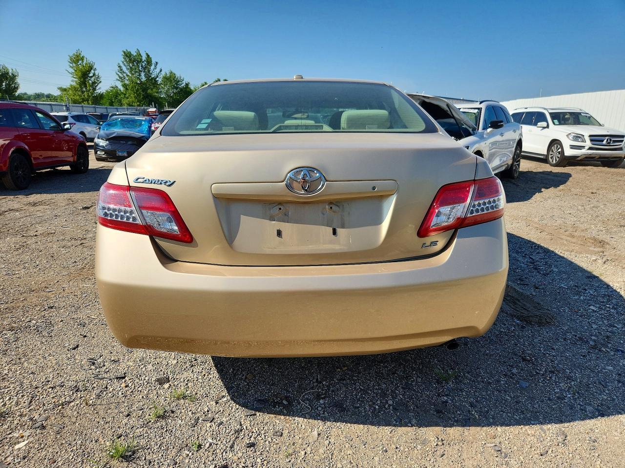 2011 Toyota Camry Le - Фото 6
