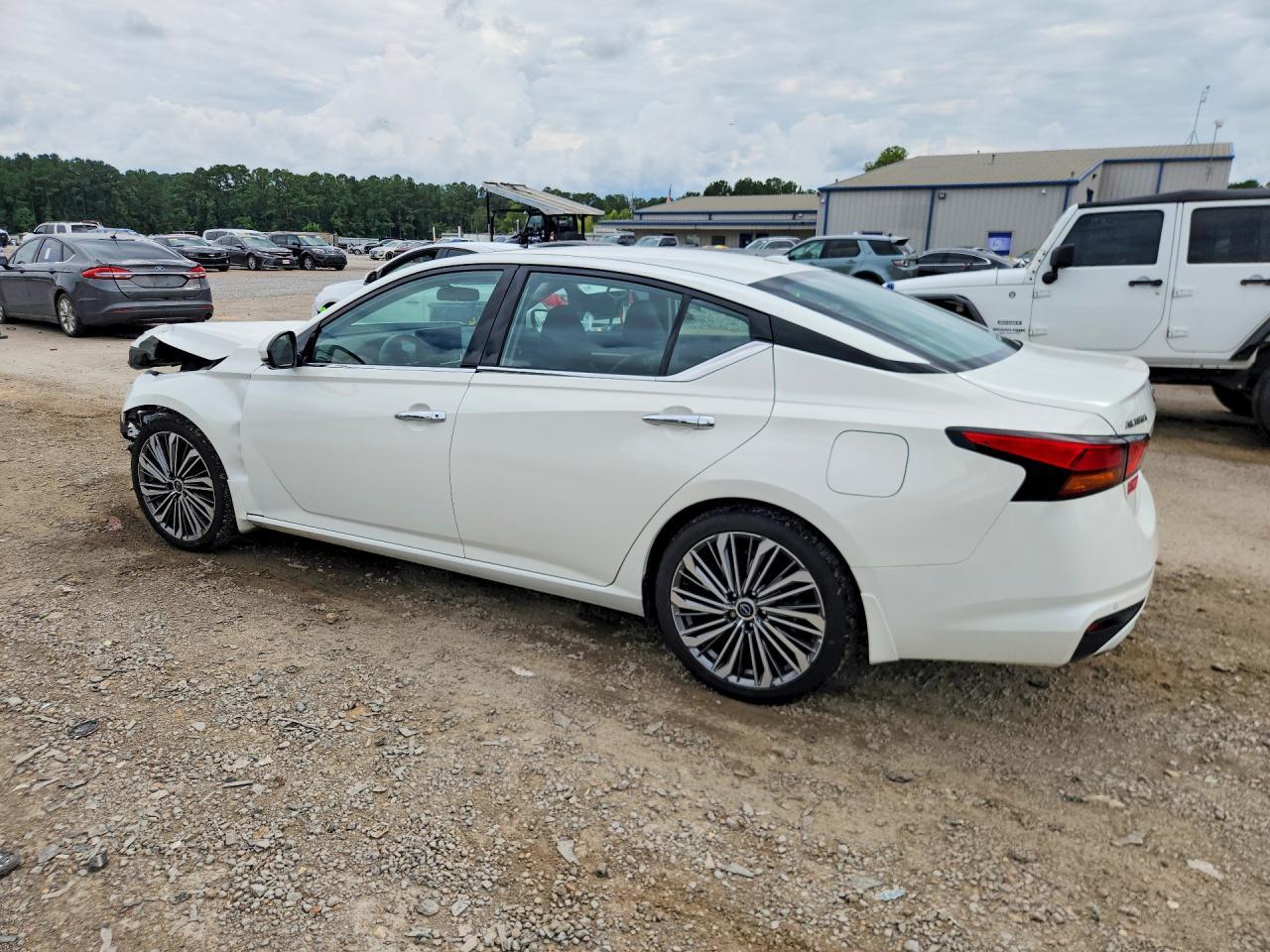 2024 Nissan Altima Sl - Image 2