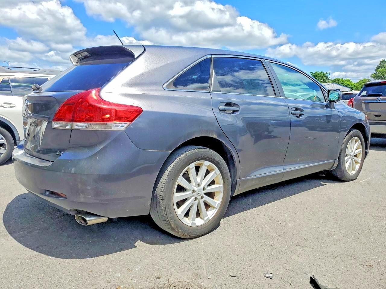 2012 Toyota Venza Le - Image 3