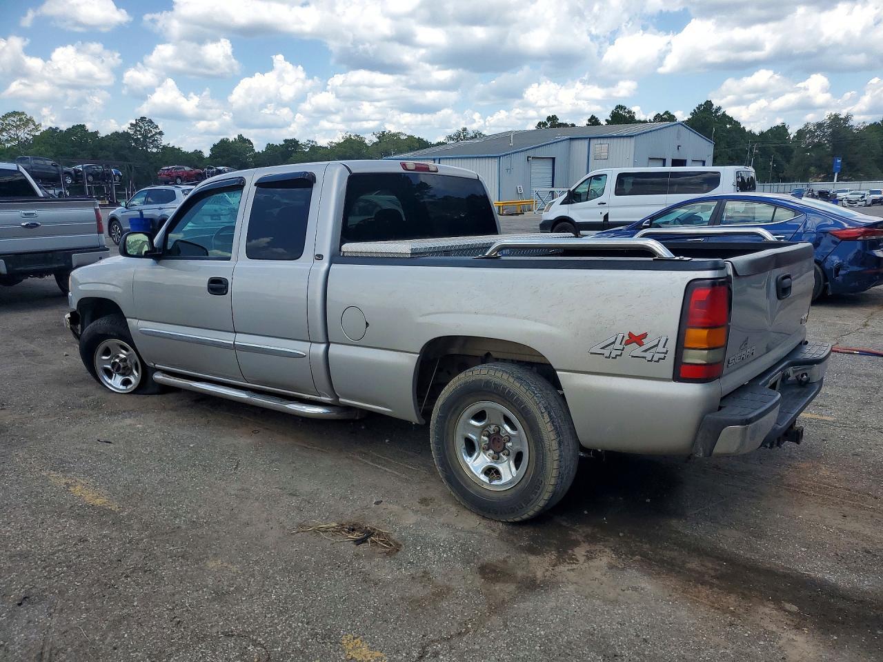 2004 GMC New Sierra K1500 - Image 2