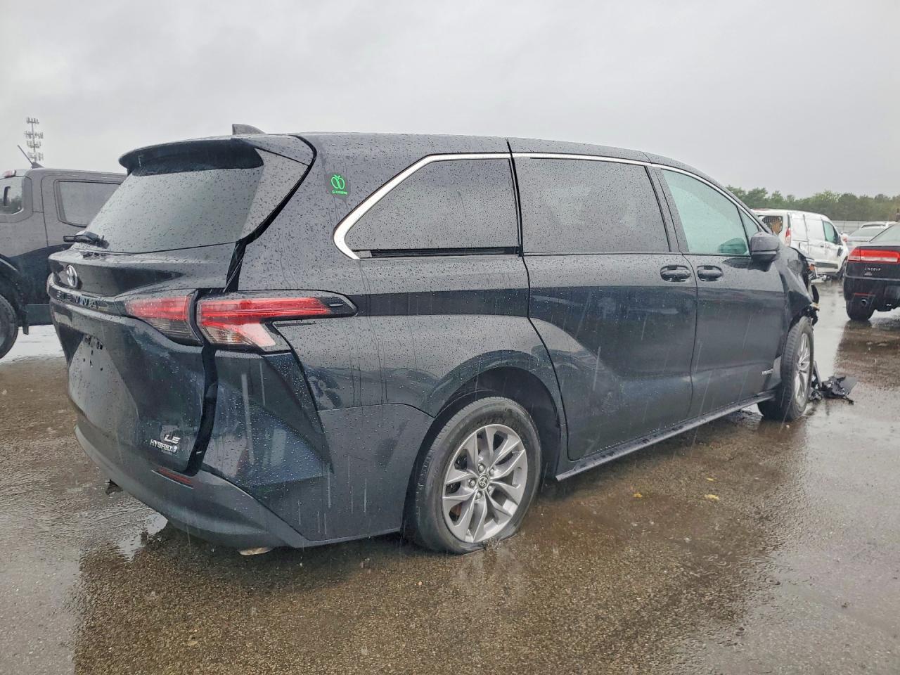 2021 Toyota Sienna Le - Фото 3