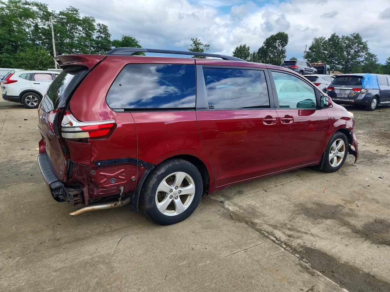 2015 Toyota Sienna Le - Image 3