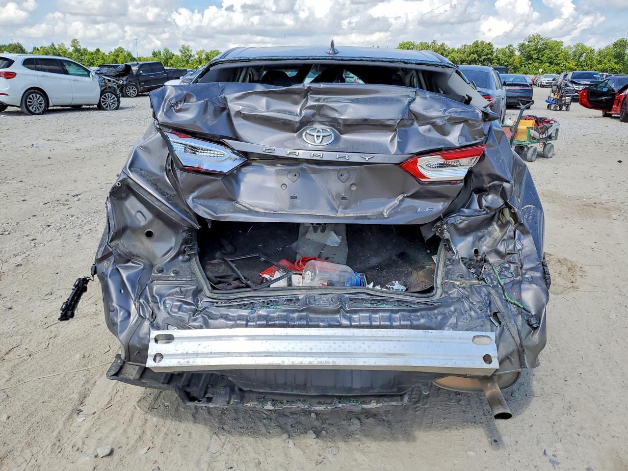 2020 Toyota Camry Le - Фото 6