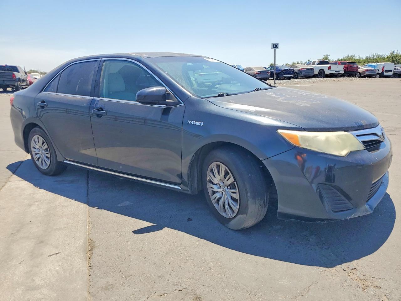 2014 Toyota Camry Hybrid Le - Image 4