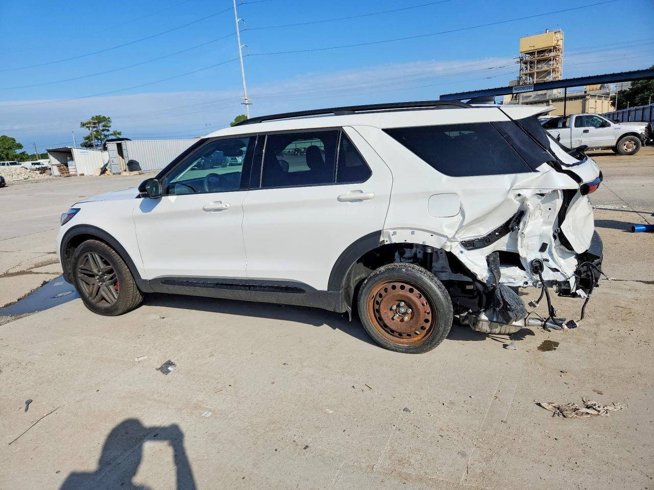 2026 Ford Explorer St - Image 2