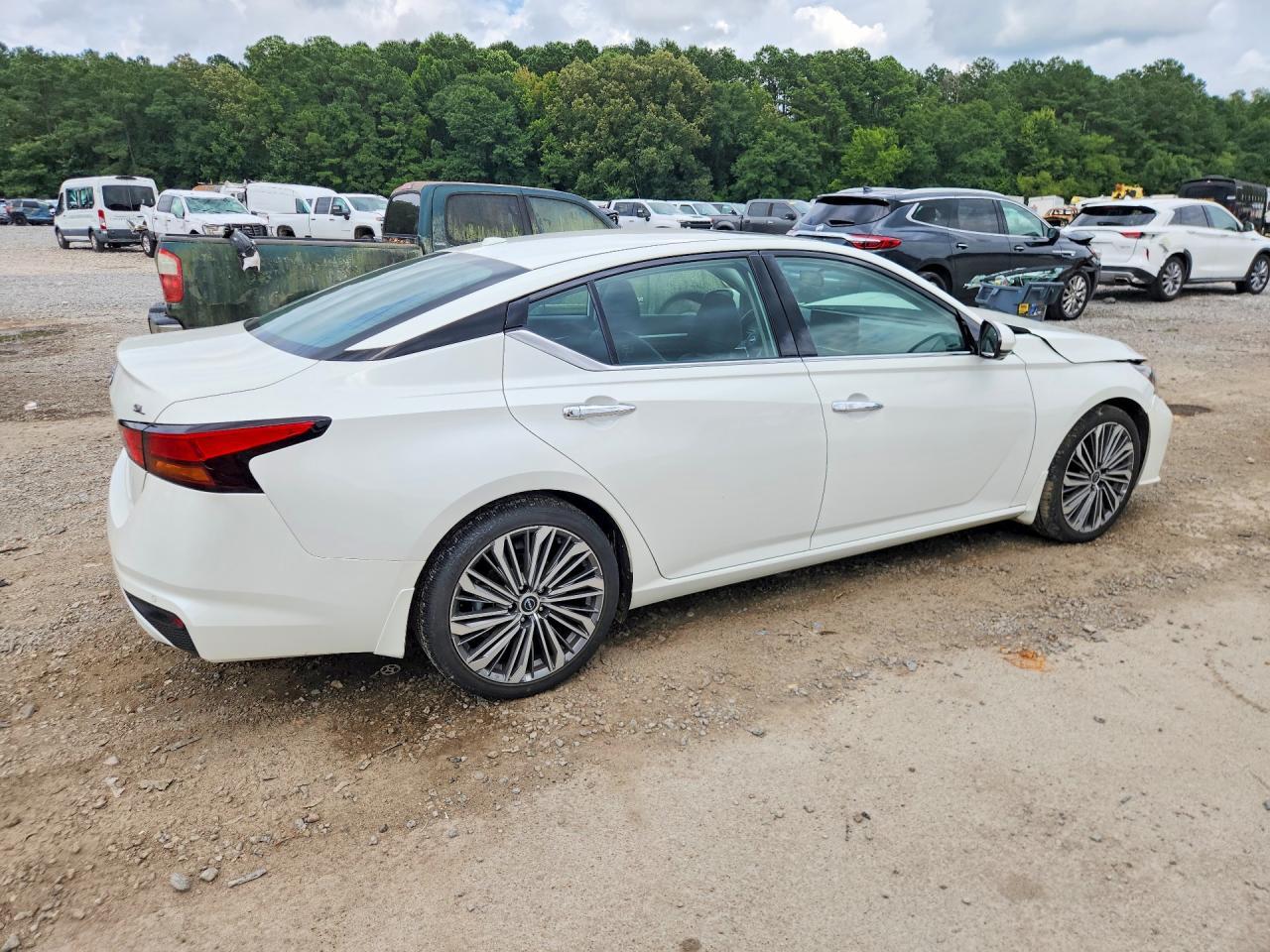 2024 Nissan Altima Sl - Image 3