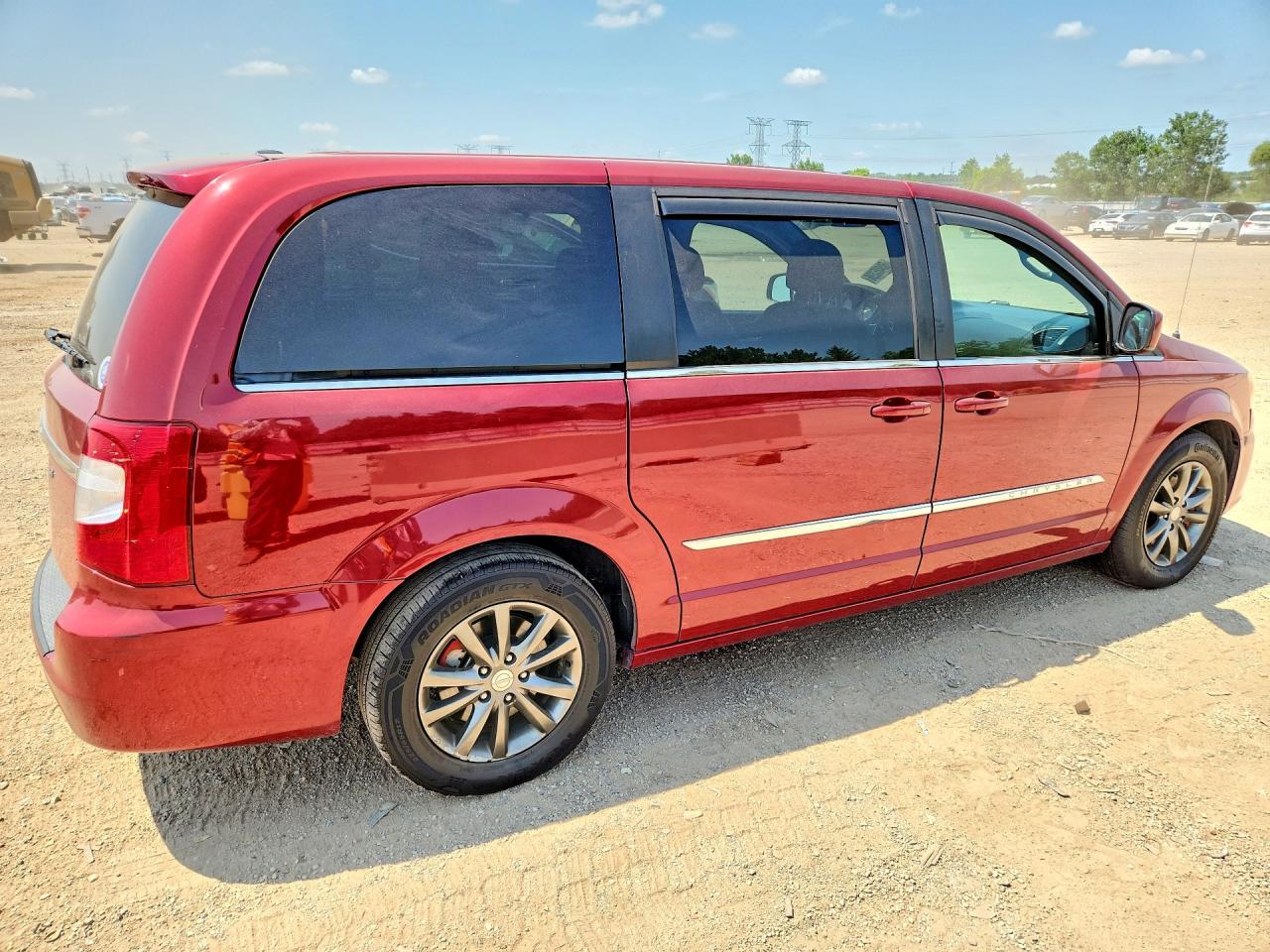 2015 Chrysler Town & Country S - Фото 3